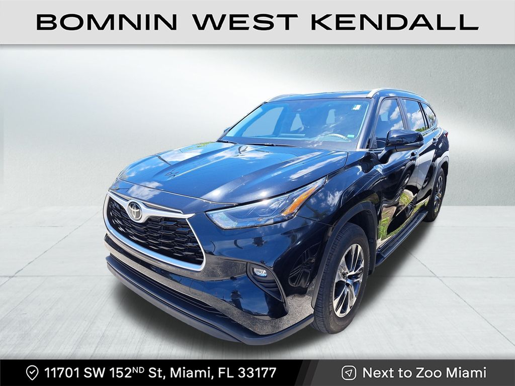 2023 Toyota Highlander XLE photo 2