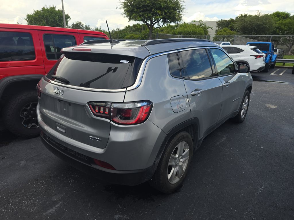2022 Jeep Compass Latitude photo 3