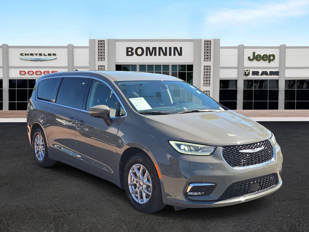 2023 Chrysler Pacifica Touring L photo 2