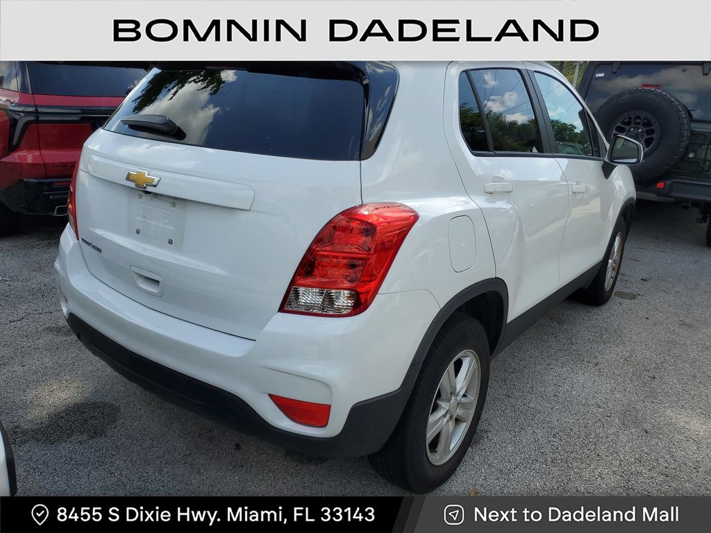 2022 Chevrolet Trax LS photo 4