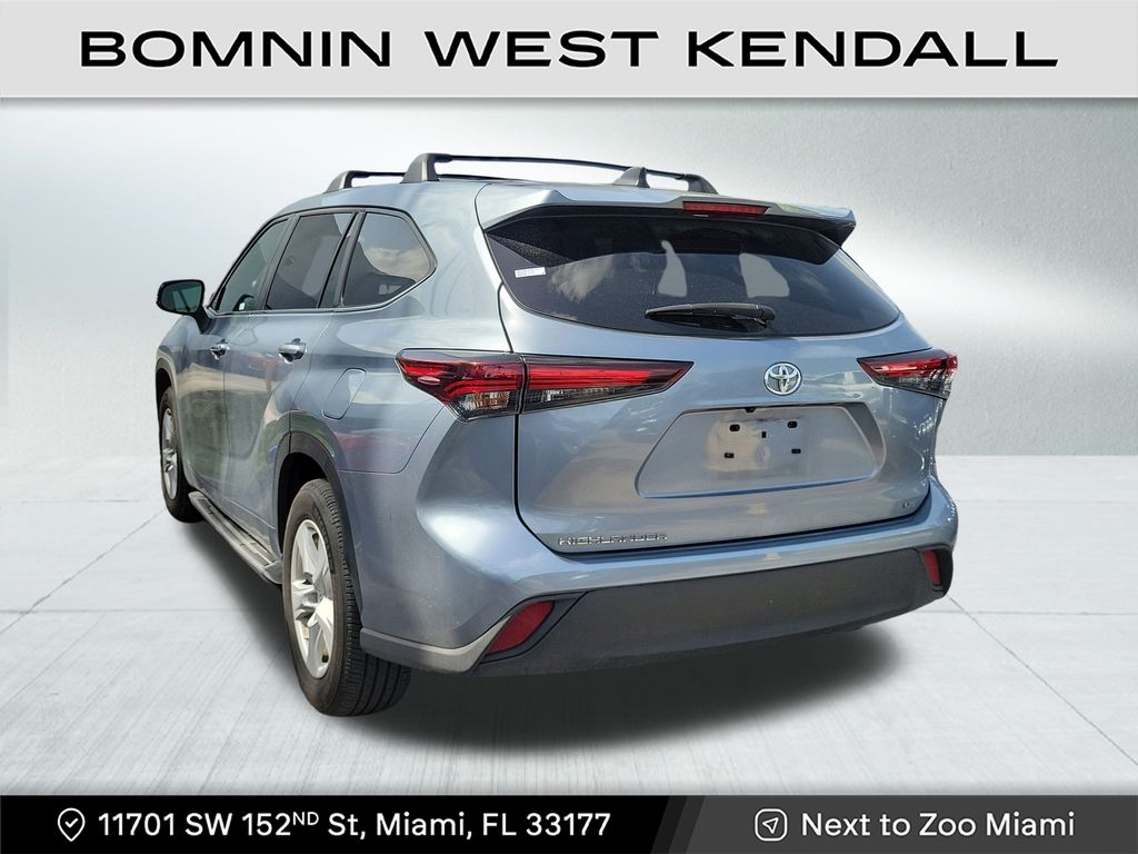 2024 Toyota Highlander LE photo 3