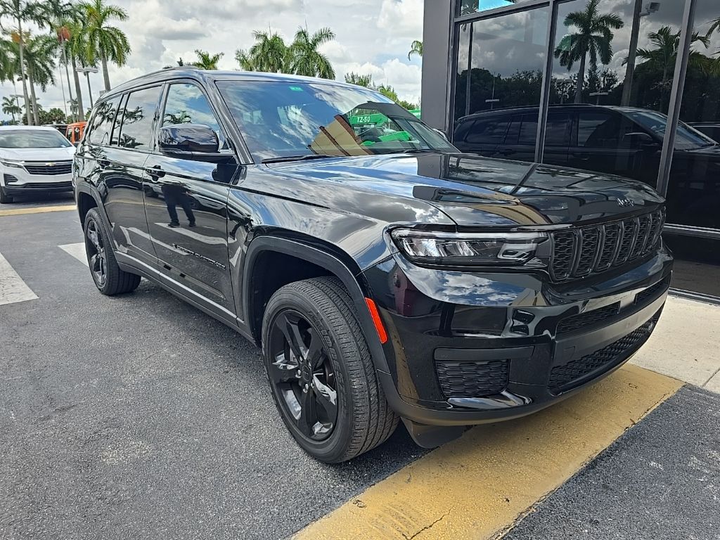 2023 Jeep Grand Cherokee Altitude photo 2