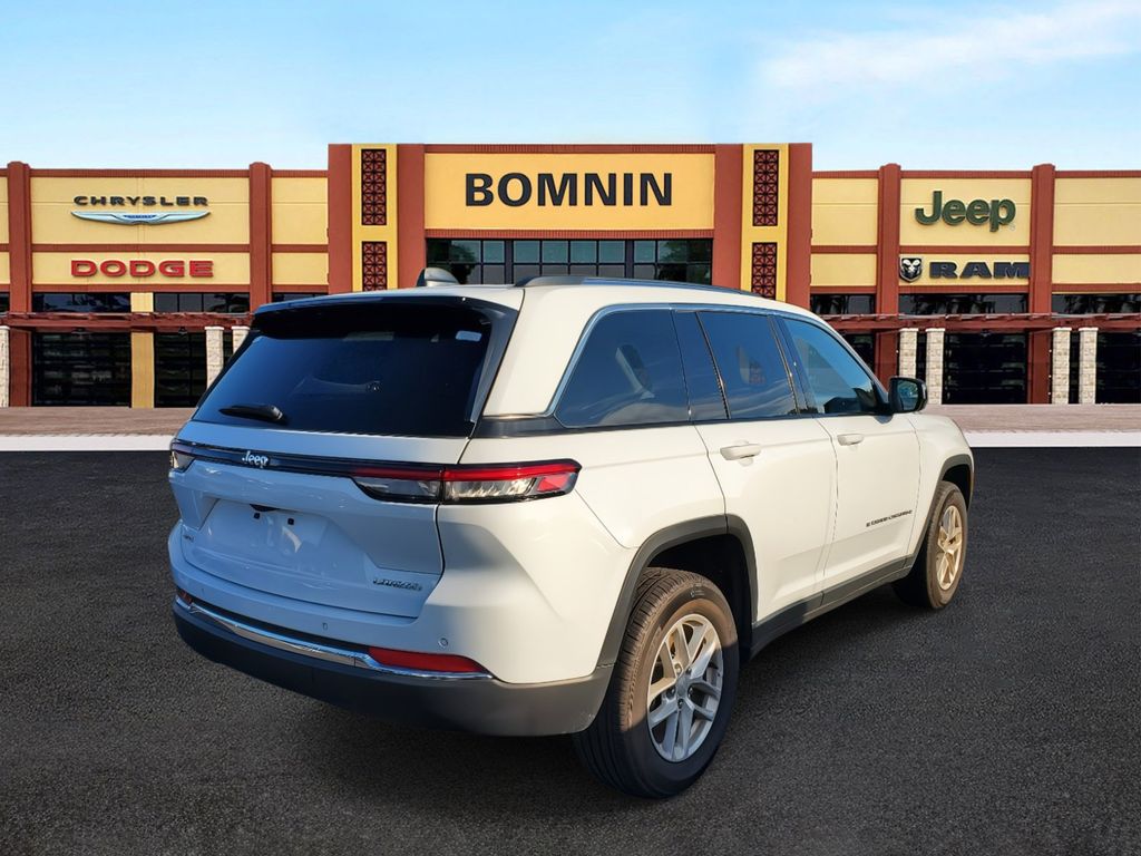2024 Jeep Grand Cherokee Laredo photo 3