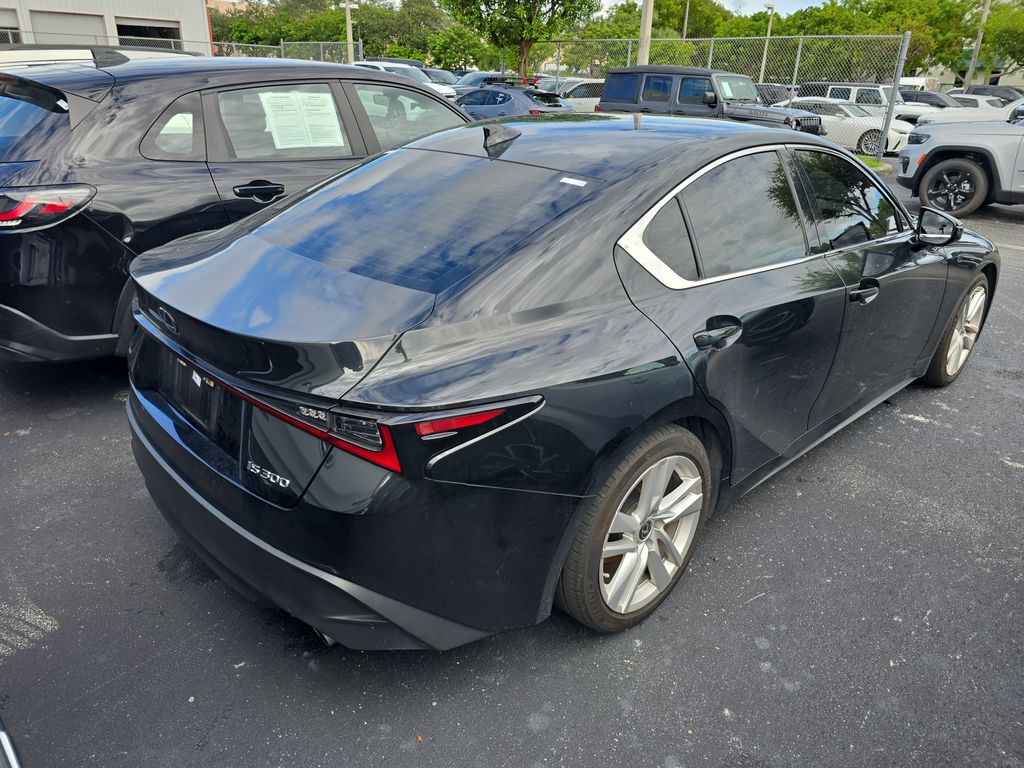 2022 Lexus IS 300 photo 3