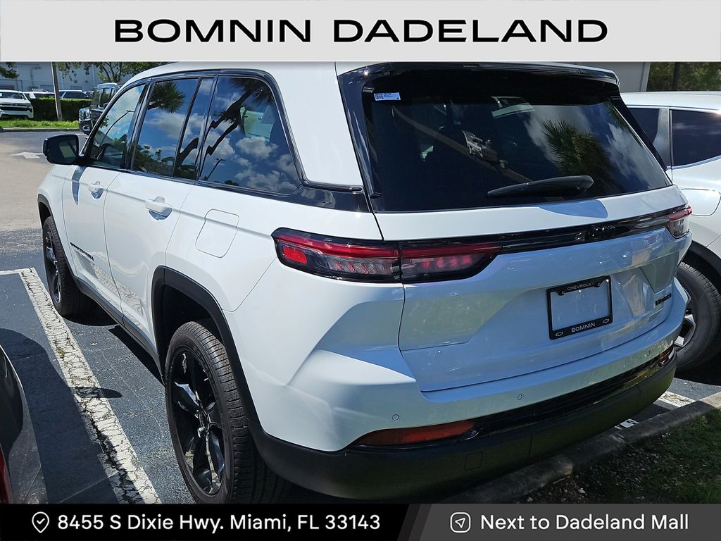 2025 Jeep Grand Cherokee Limited photo 3