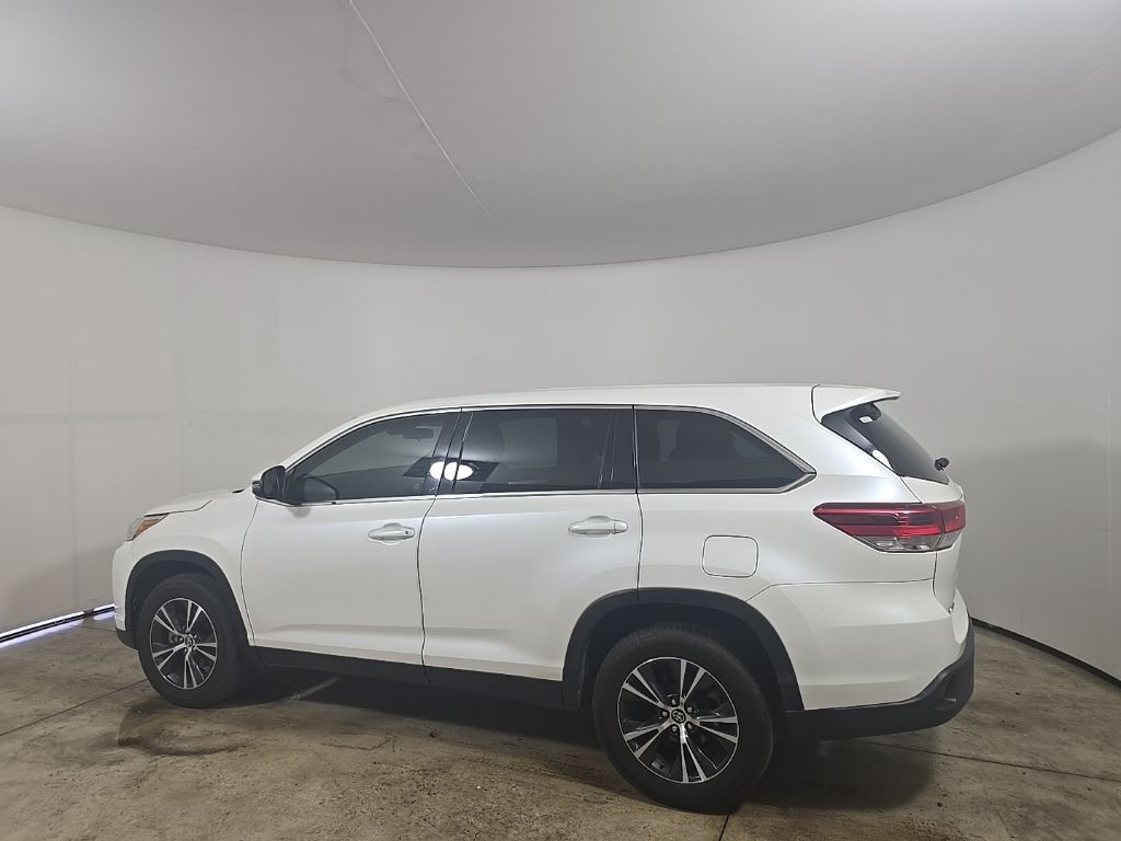 2019 Toyota Highlander LE photo 4