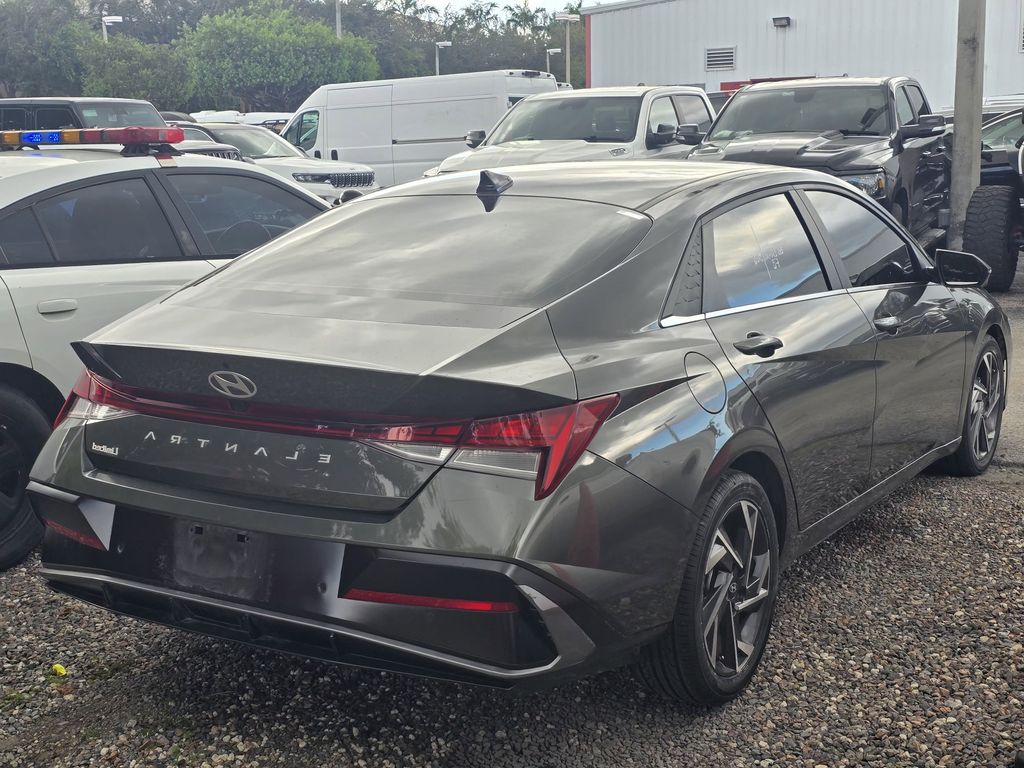2024 Hyundai Elantra Limited photo 4