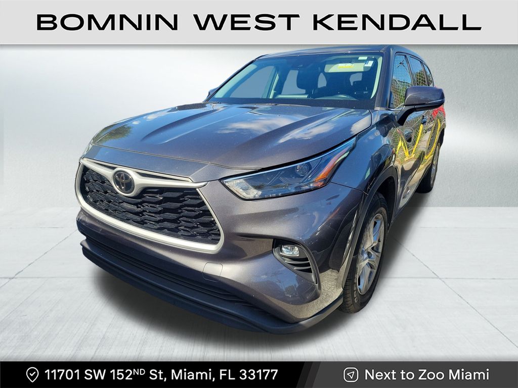 2022 Toyota Highlander LE photo 2