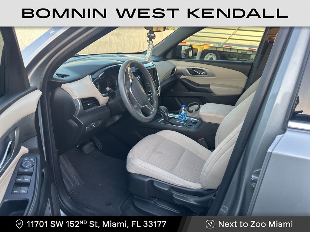 2023 Chevrolet Traverse LS photo 3