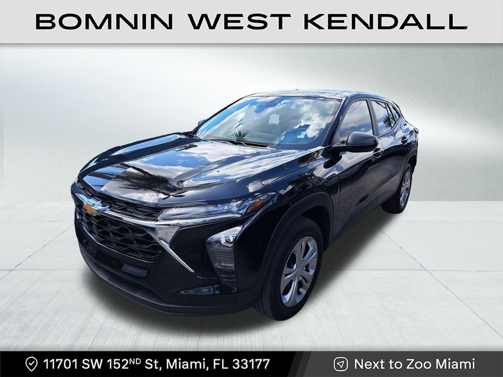 2024 Chevrolet Trax LS photo 2