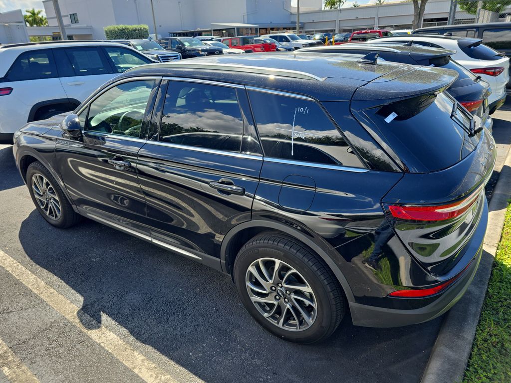 2022 Lincoln Corsair Standard photo 4