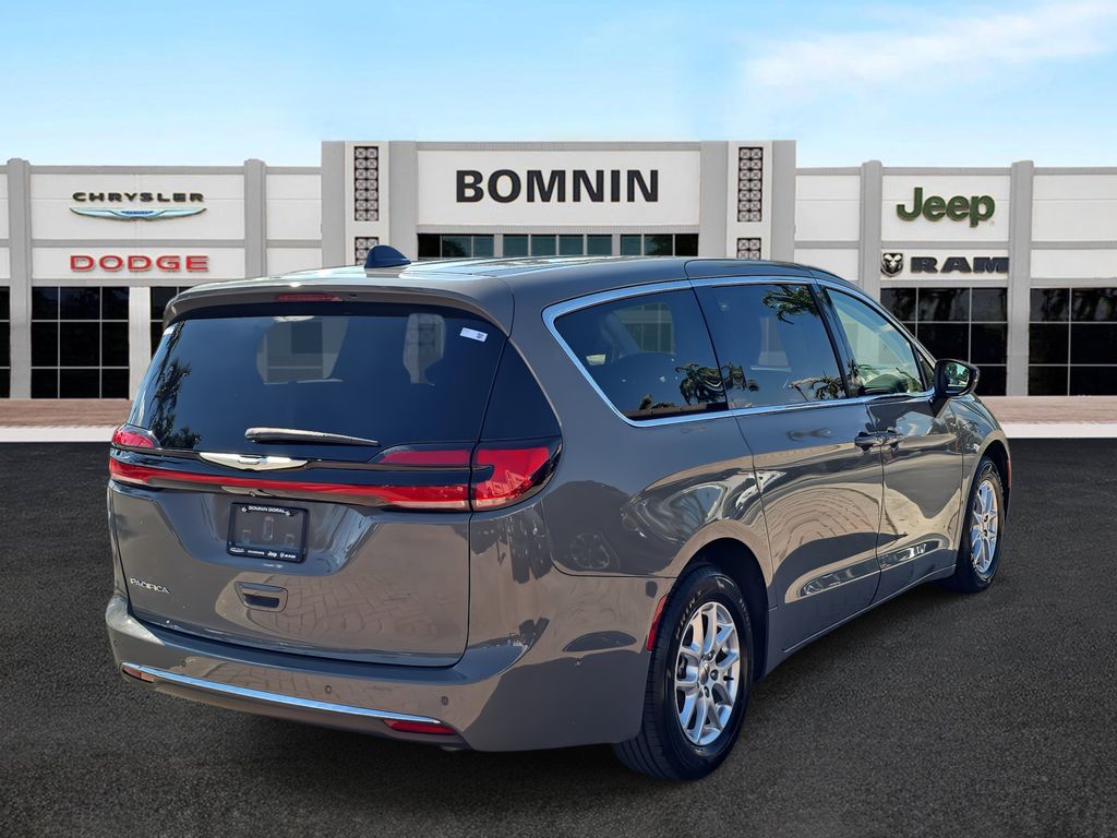 2023 Chrysler Pacifica Touring L photo 3