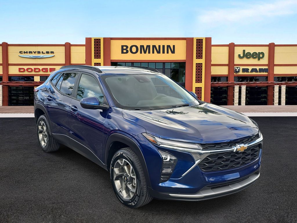 2024 Chevrolet Trax LT photo 2