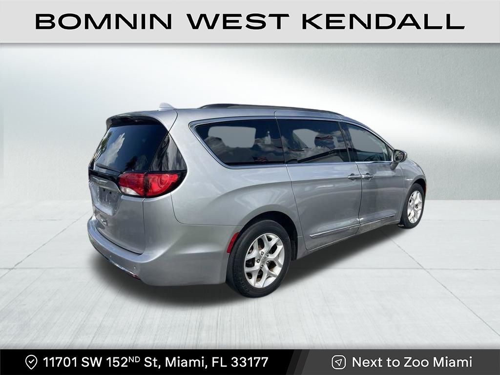 2017 Chrysler Pacifica Touring L photo 4