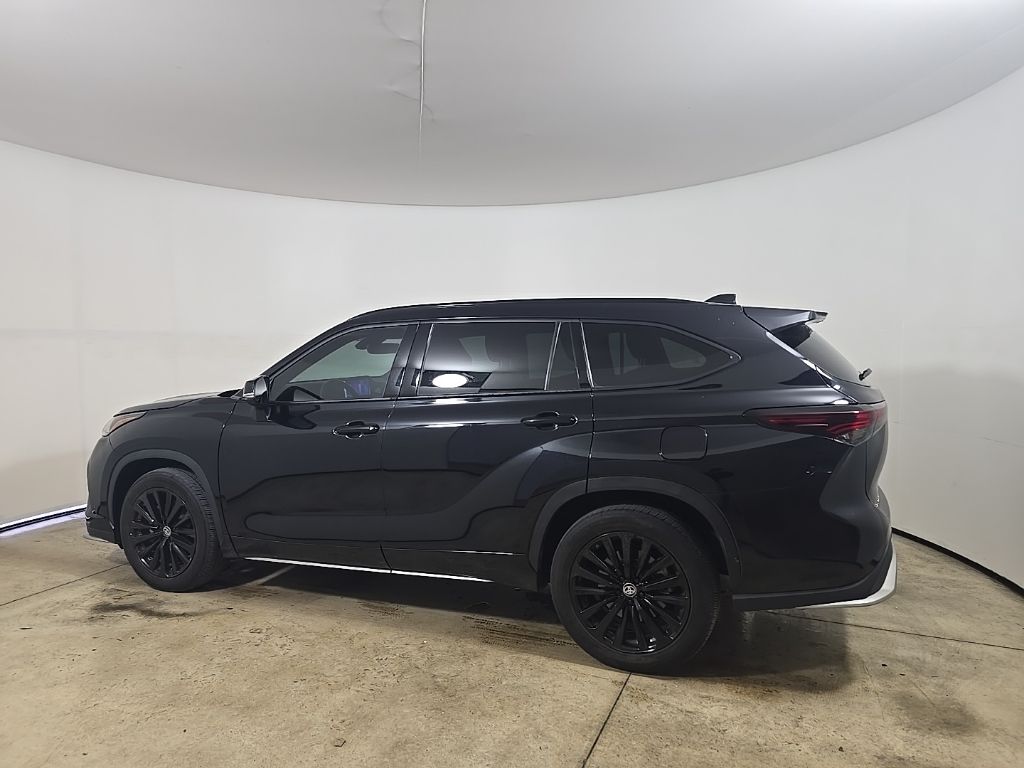 2024 Toyota Highlander LE photo 4