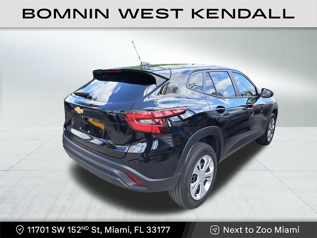 2024 Chevrolet Trax LS photo 4