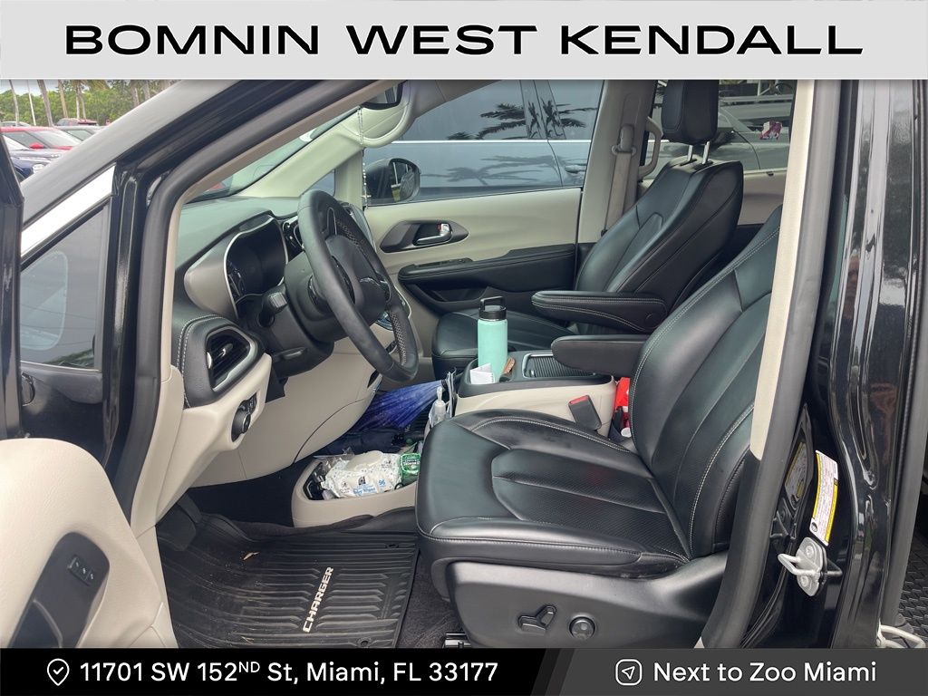 2023 Chrysler Pacifica L Touring photo 3