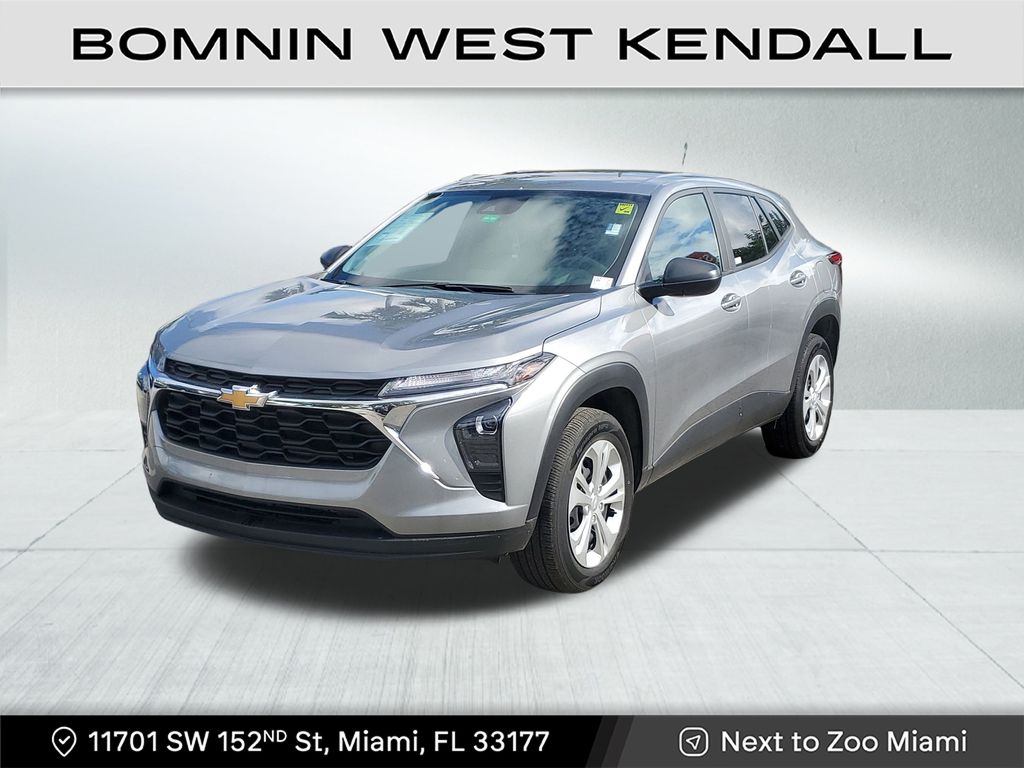 2025 Chevrolet Trax LS photo 3