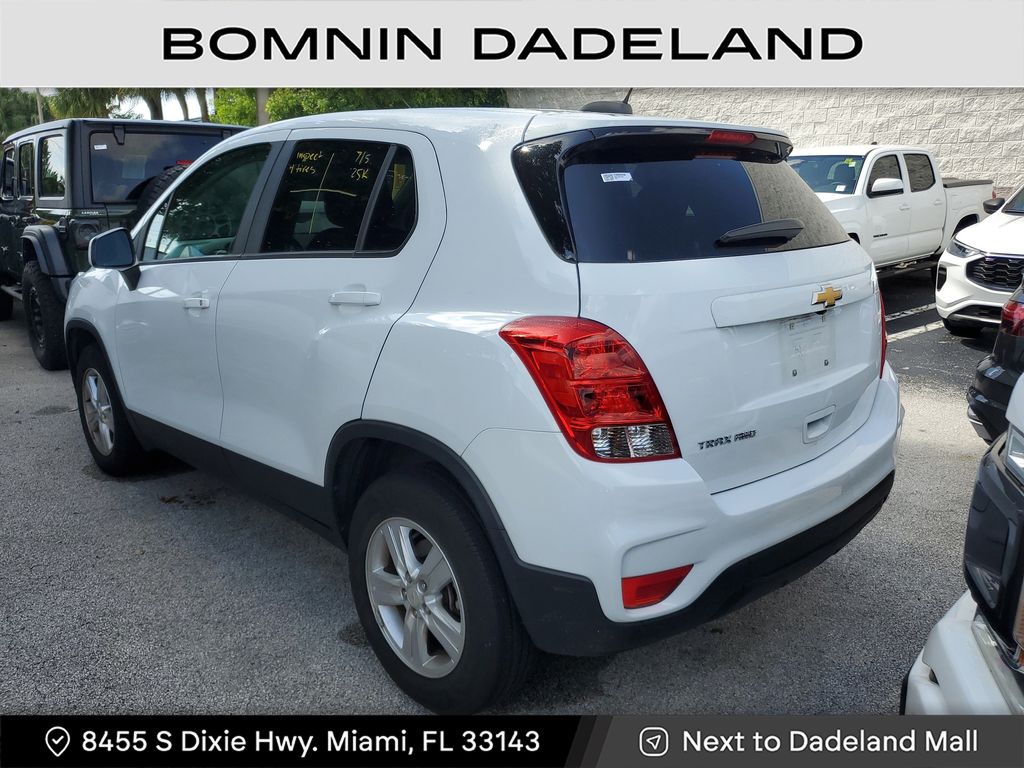 2022 Chevrolet Trax LS photo 3
