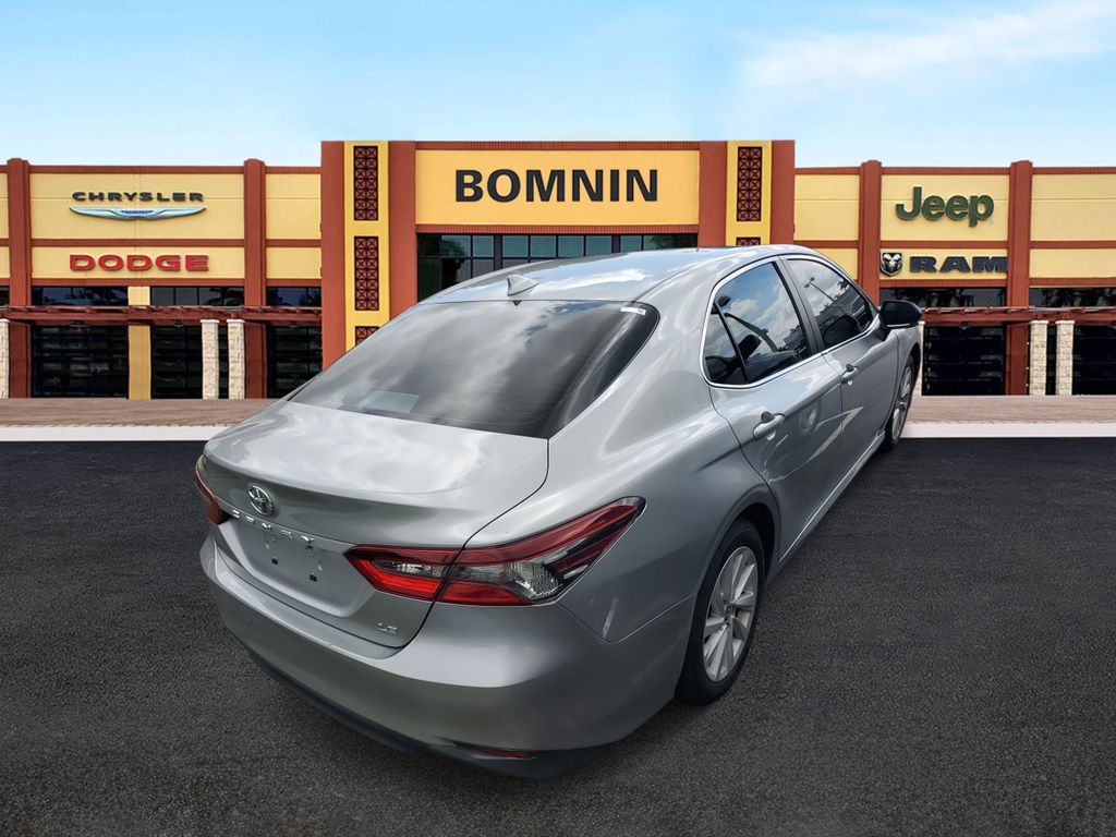 2022 Toyota Camry LE photo 3