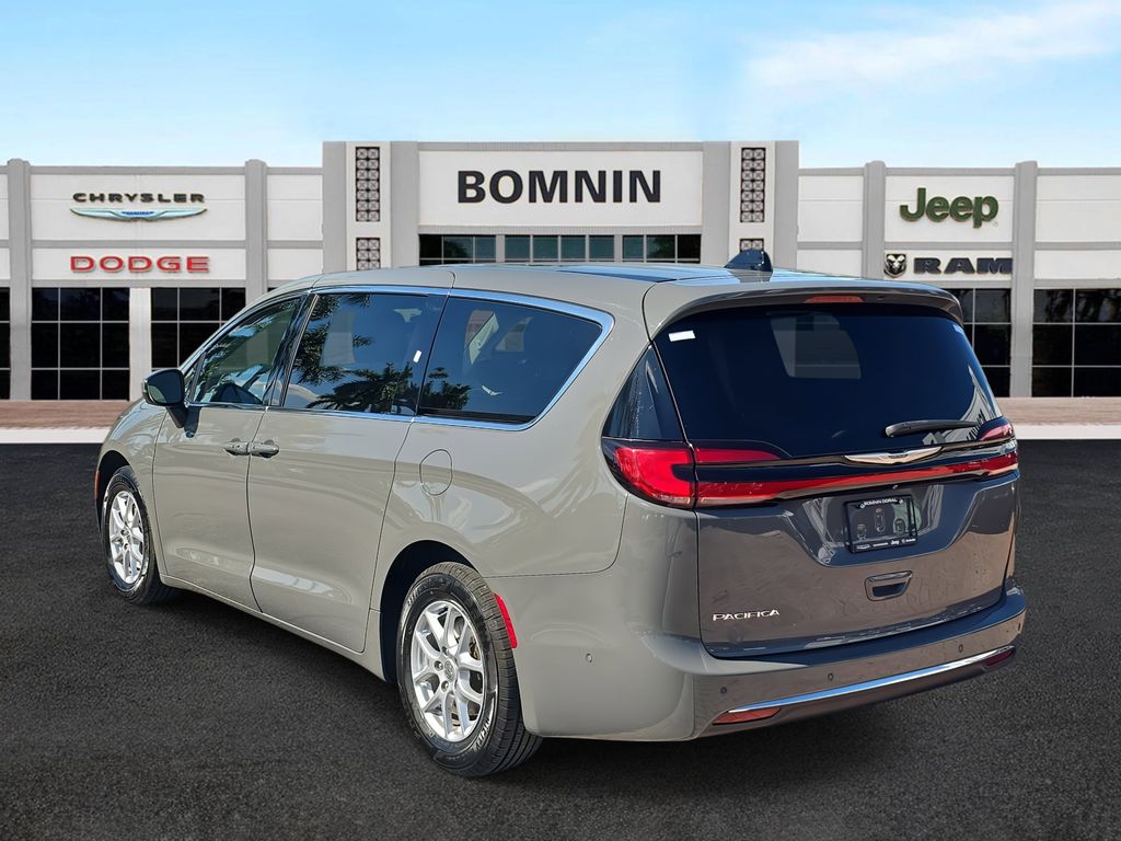 2023 Chrysler Pacifica Touring L photo 4
