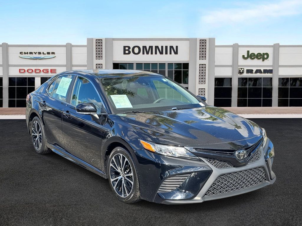 Used 2020 Toyota Camry SE Sedan
