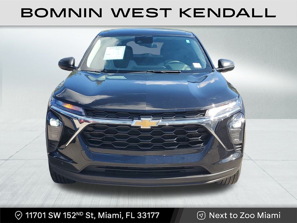2024 Chevrolet Trax LS photo 2