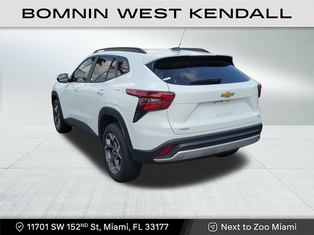 2025 Chevrolet Trax LT photo 3