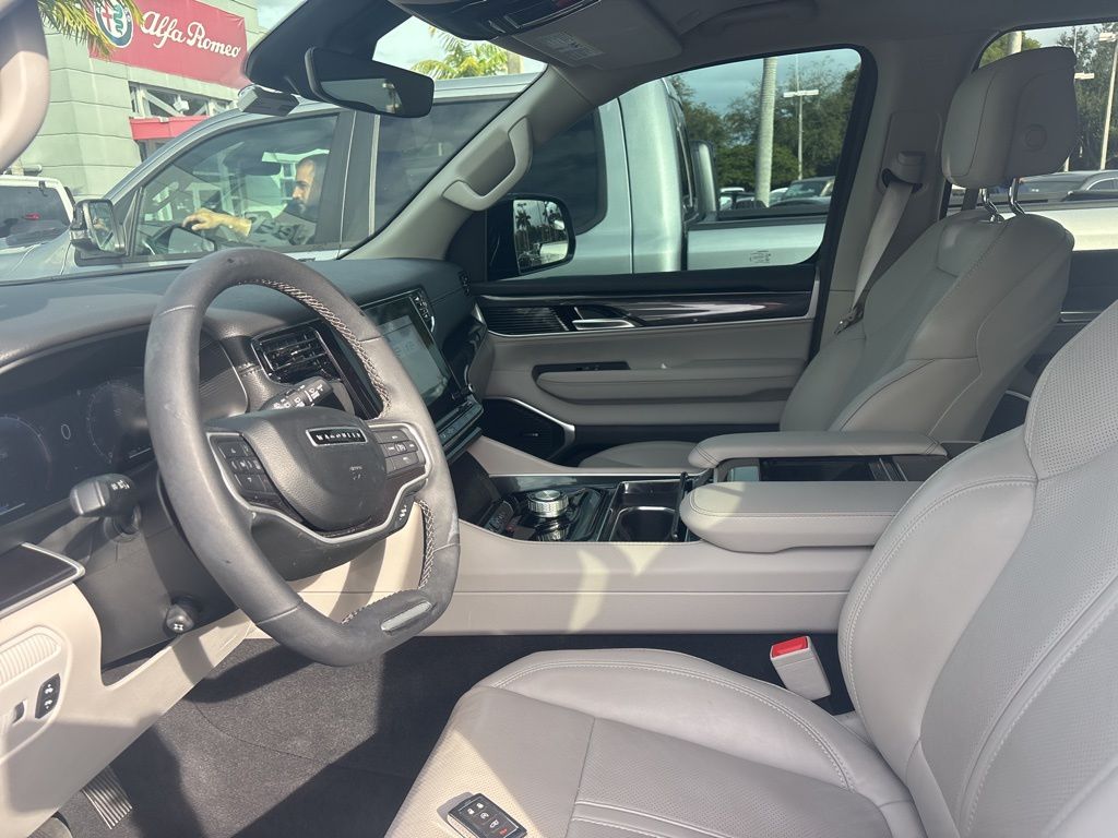 2024 Jeep Wagoneer Base photo 2