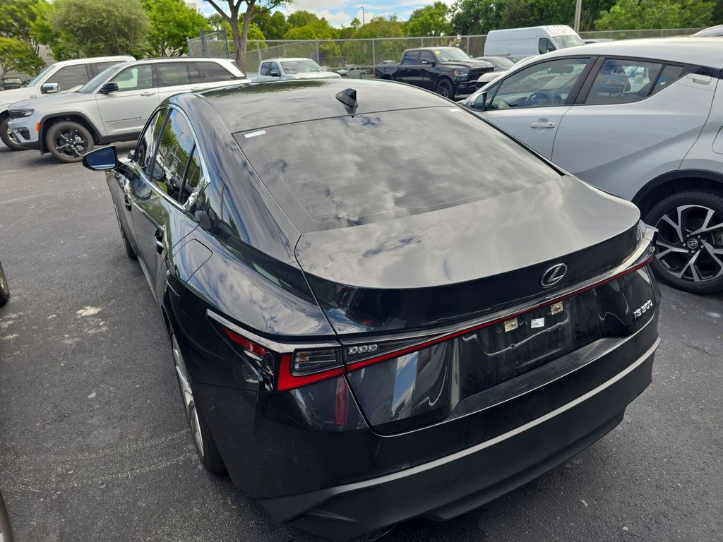 2022 Lexus IS 300 photo 4