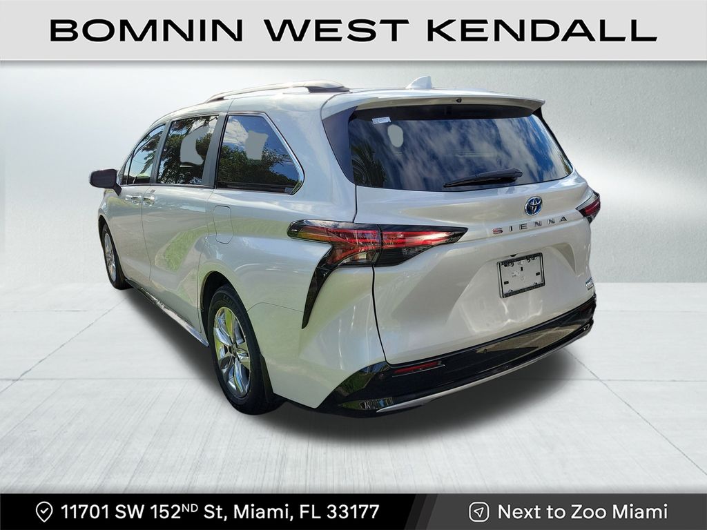 2024 Toyota Sienna Limited photo 3