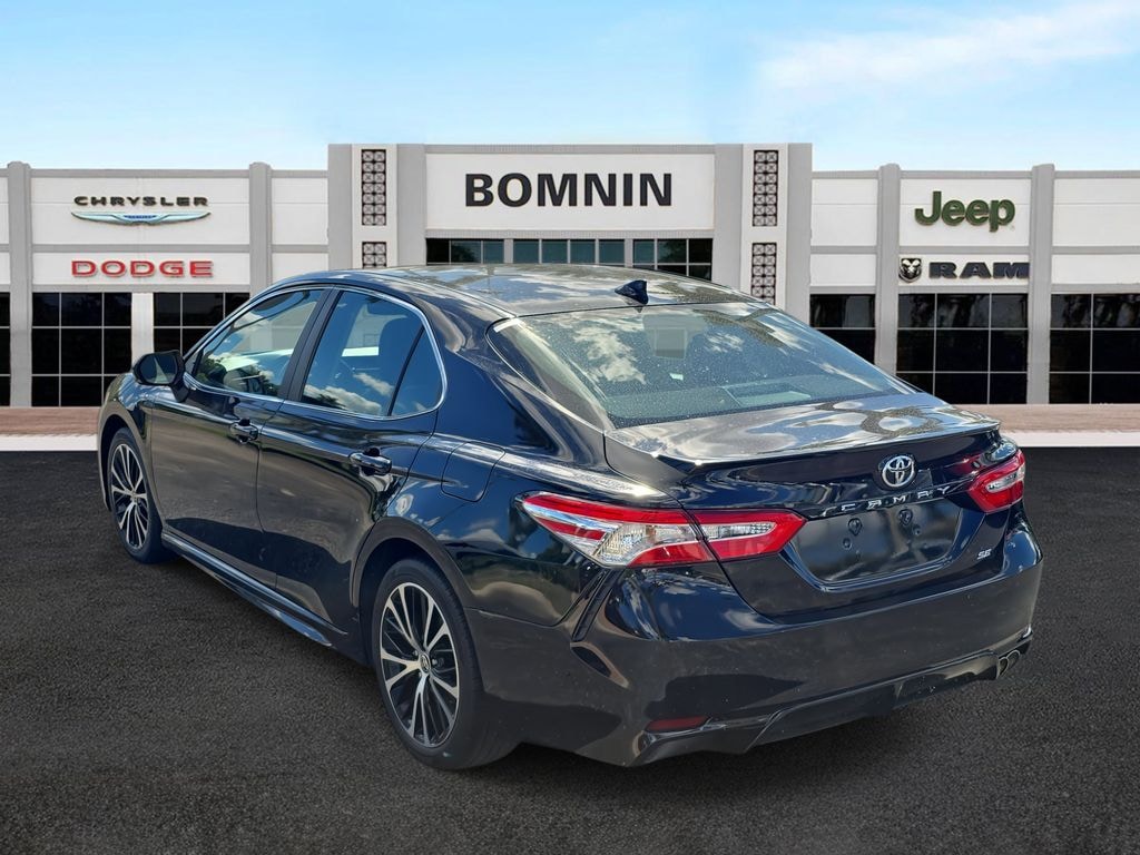 Used 2020 Toyota Camry SE Sedan