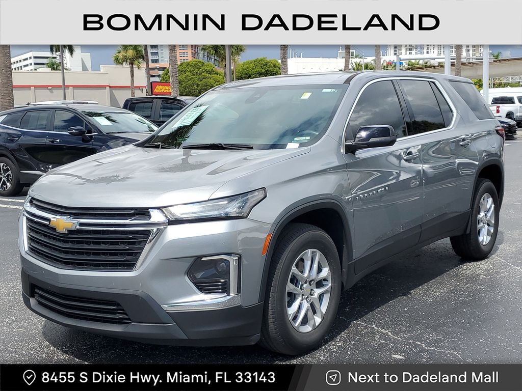 2023 Chevrolet Traverse LS photo 2