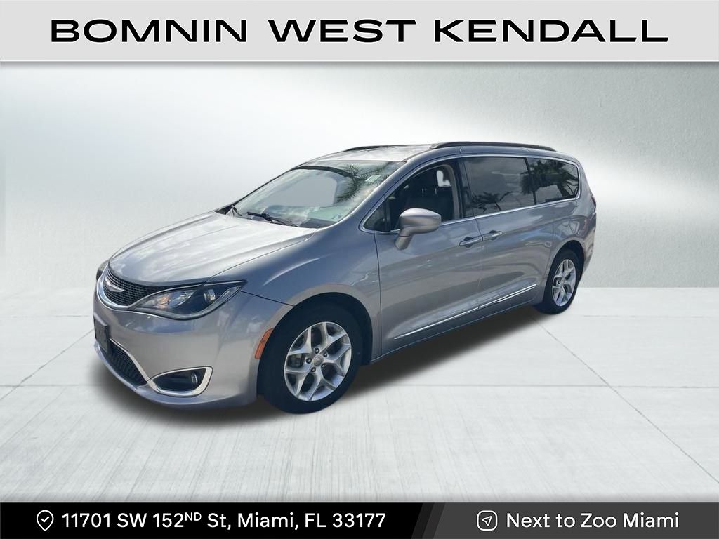 2017 Chrysler Pacifica Touring L photo 2