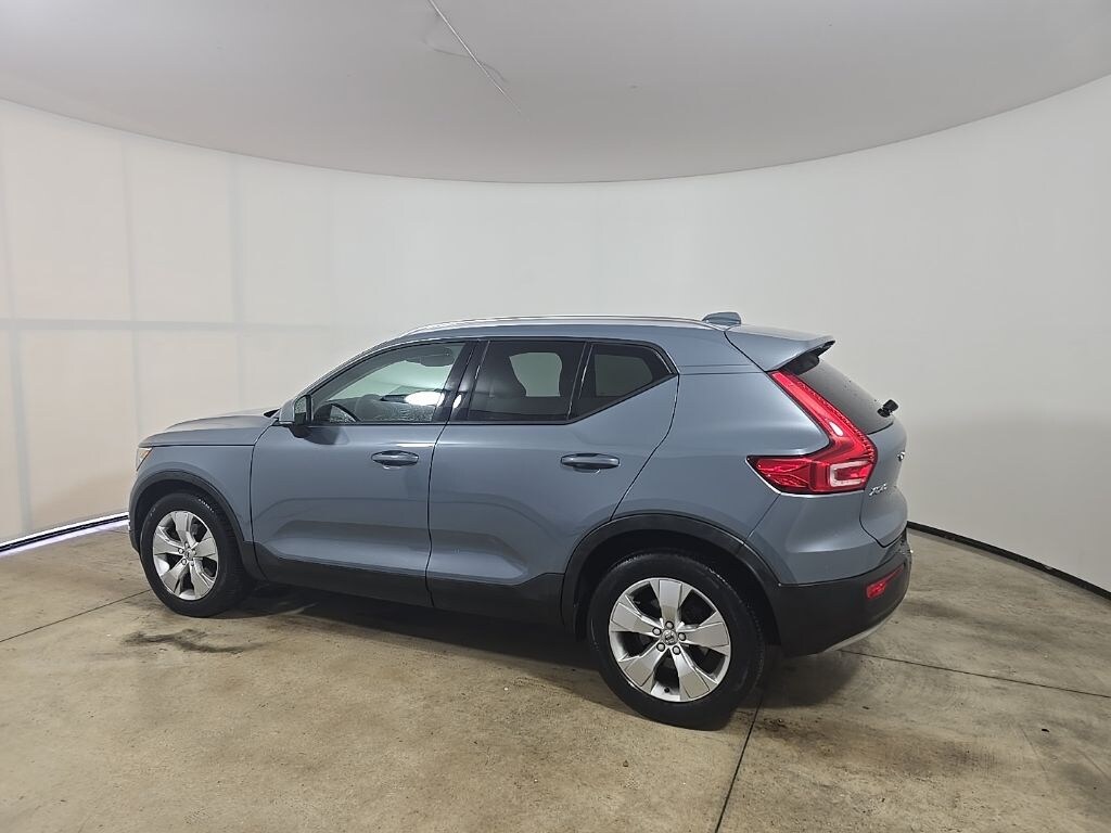 Used 2020 Volvo XC40 Momentum SUV