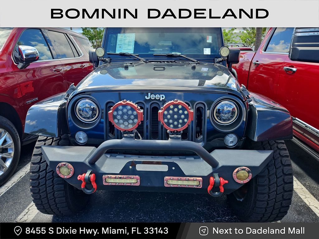 2015 Jeep Wrangler Unlimited Sahara photo 2