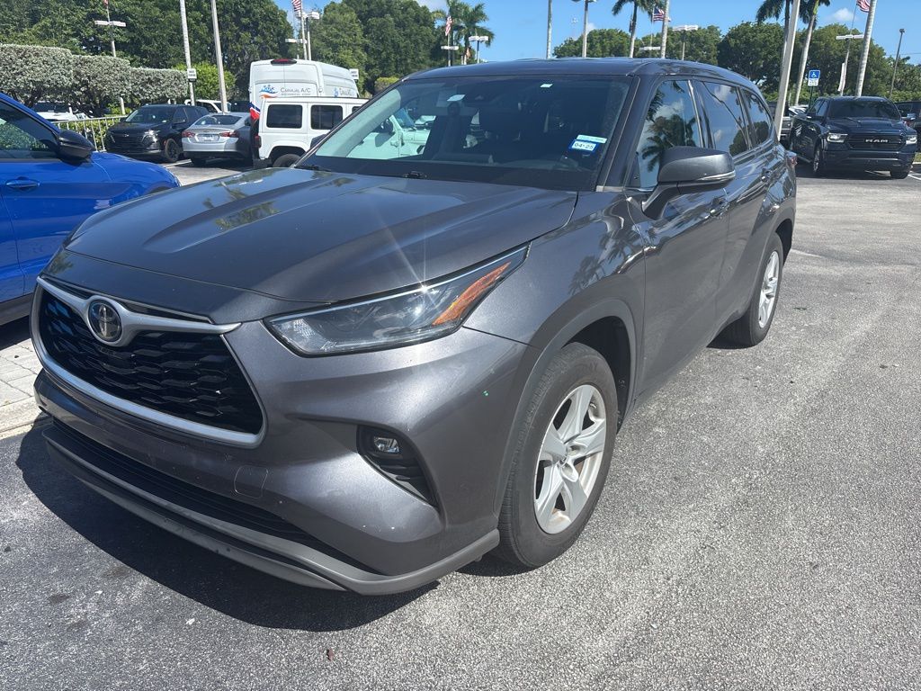2021 Toyota Highlander LE photo 2