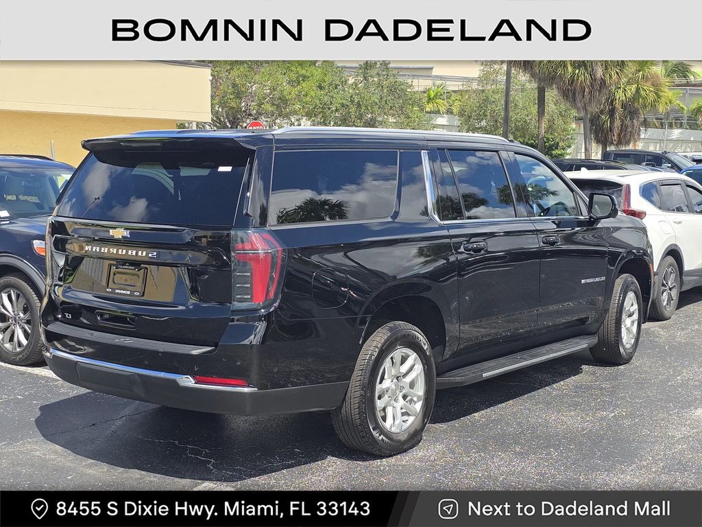 2025 Chevrolet Suburban LT photo 4