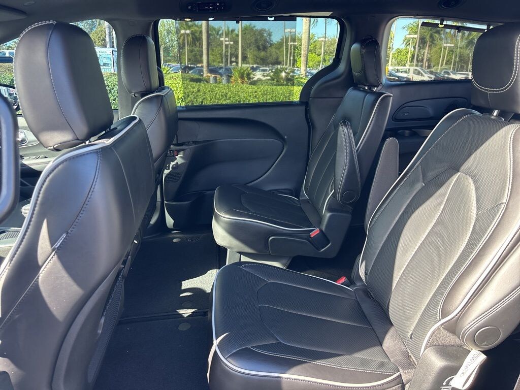 Used 2025 Chrysler Pacifica Limited Minivan/Van