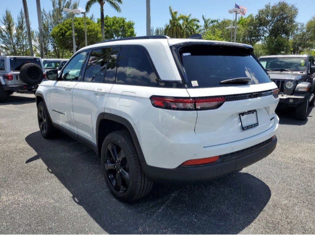 2025 Jeep Grand Cherokee Limited photo 4