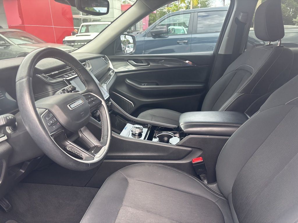 2022 Jeep Grand Cherokee Laredo photo 3