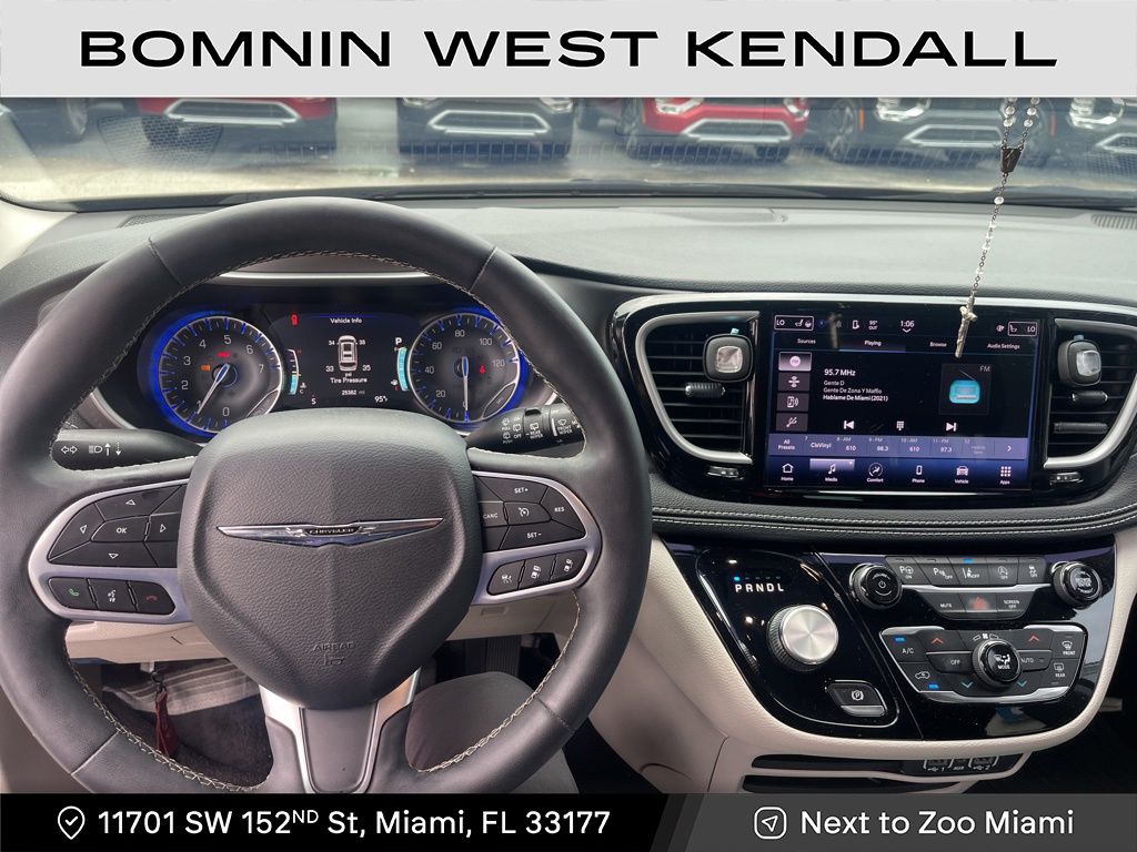 2023 Chrysler Pacifica L Touring photo 4