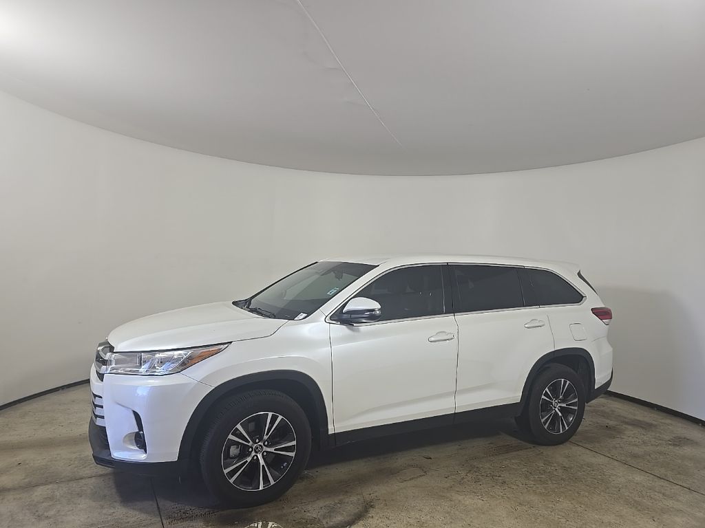 2019 Toyota Highlander LE photo 2