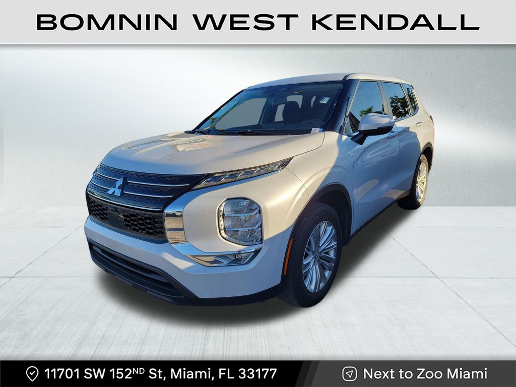 2024 Mitsubishi Outlander ES photo 3