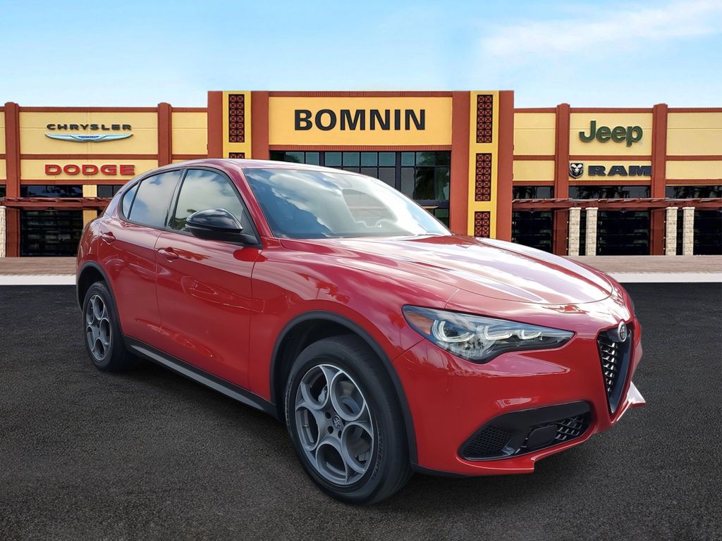2025 Alfa Romeo Stelvio Sprint photo 2