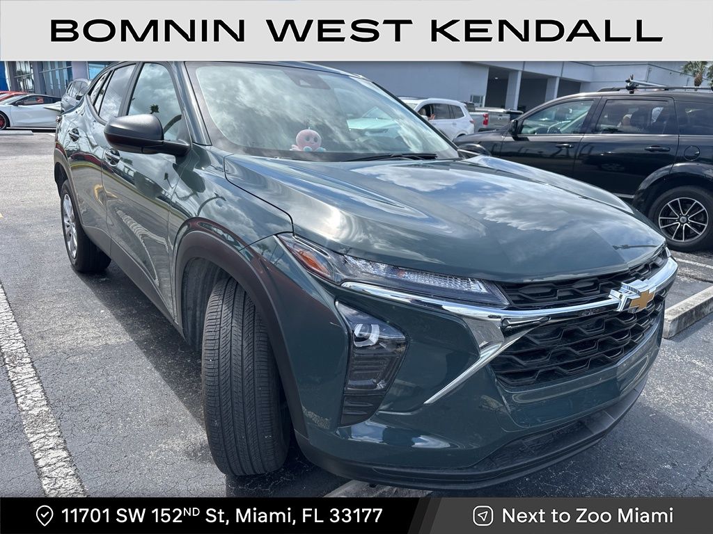 2025 Chevrolet Trax LS photo 2