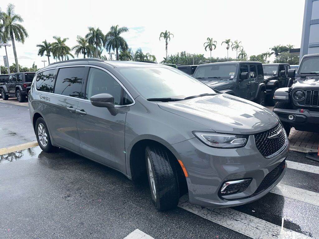 Used 2022 Chrysler Pacifica Touring L Minivan/Van