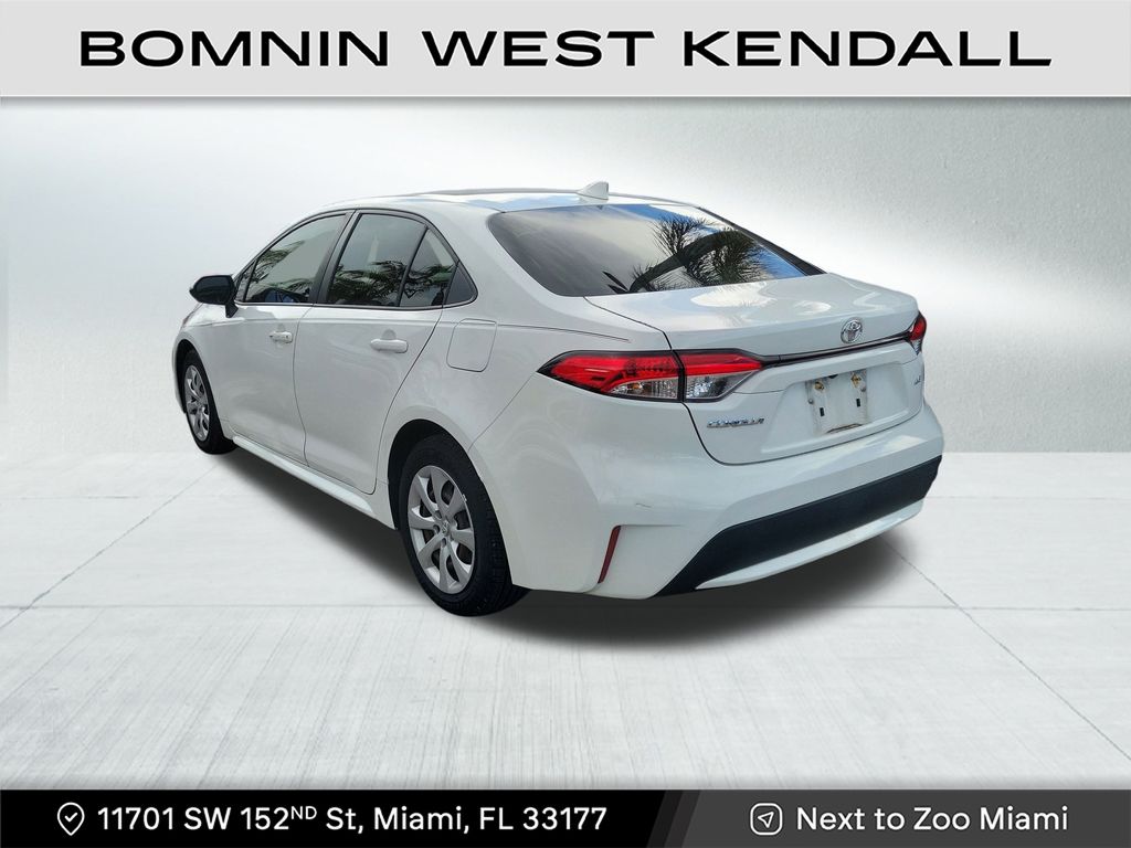 2021 Toyota Corolla LE photo 3