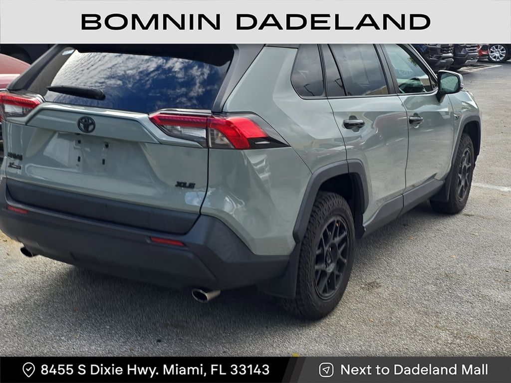 2021 Toyota RAV4 XLE photo 2
