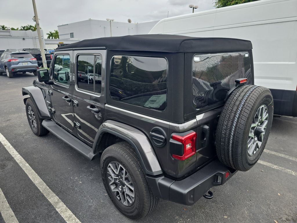 2024 Jeep Wrangler Sahara photo 4